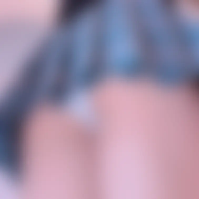 スカート短いと下から丸見え😳