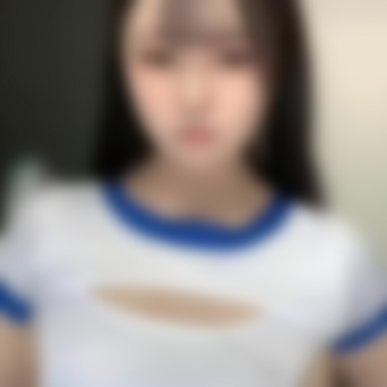 おっぱいがチラ見しちゃってる…？

結構パツパツ笑