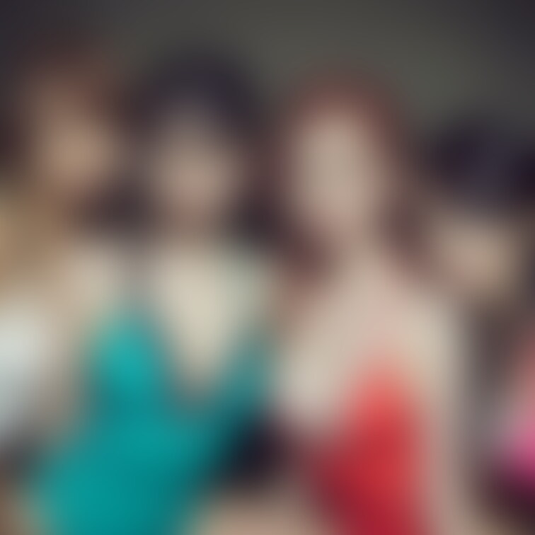 いつもソロ写真ばかりなので、 たまにはみんなで水着っていうのも良いのかなと。 髪色も様々なものにしてみたり。