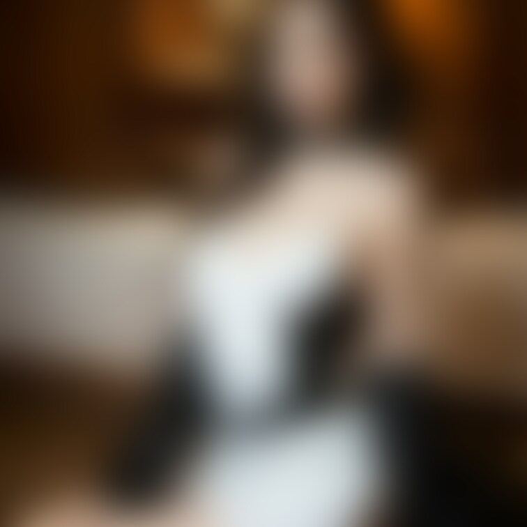 今日もお疲れ様❣️
メイドさんのコスプレしてみたっ！！
どお？衣装かわいいよね！

疲れたあなたを癒やしてあげた