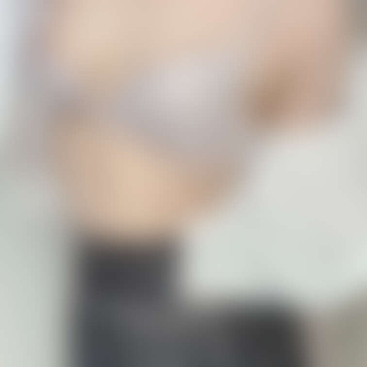 ぬぎぬぎ·····
脱いでる途中よく乳首チラ見えします😘
