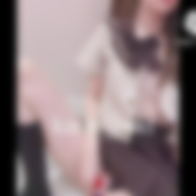配信中のひとコマ…🫣❤️おもちゃをアソコから引き抜いて、ぬるぬるしてるの見せちゃう💦濡れすぎ？🐳