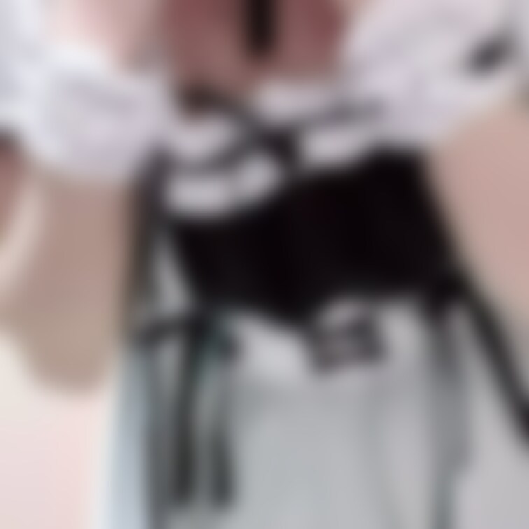 メイド脱いでパンツも脱いで開脚オナ💕口も見えてます。