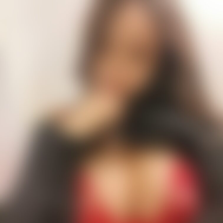 下着からはみ出してしまう恥ずかしいデカ乳輪です...♡