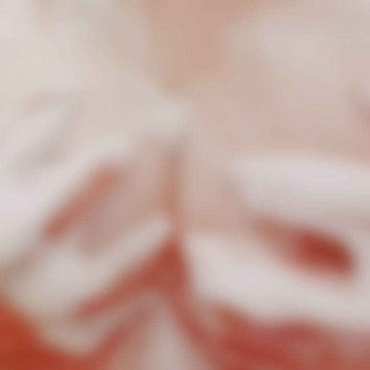 おふろで泡だらけのおっぱいをマッサージしてました🫧
少しだけむらむらしちゃったので自分で先っぽ触っちゃってます、、🤫