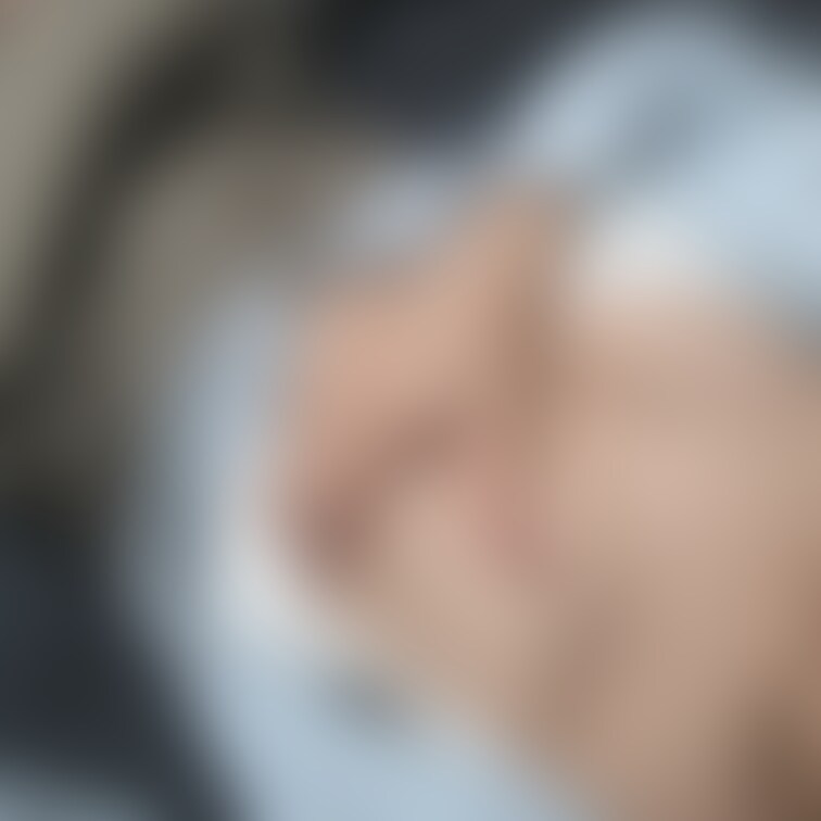 新しい下着で寝室で写真撮影してみました📸 
見えそうで見えないシリーズ 
写真3枚です