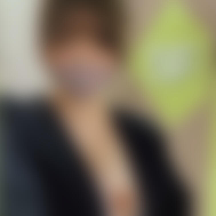 そんなことがあったからもう…すごく興奮してしまって😳5階〜1階までエレベーター前でおっぱいチャレンジしてみよう♡(;//