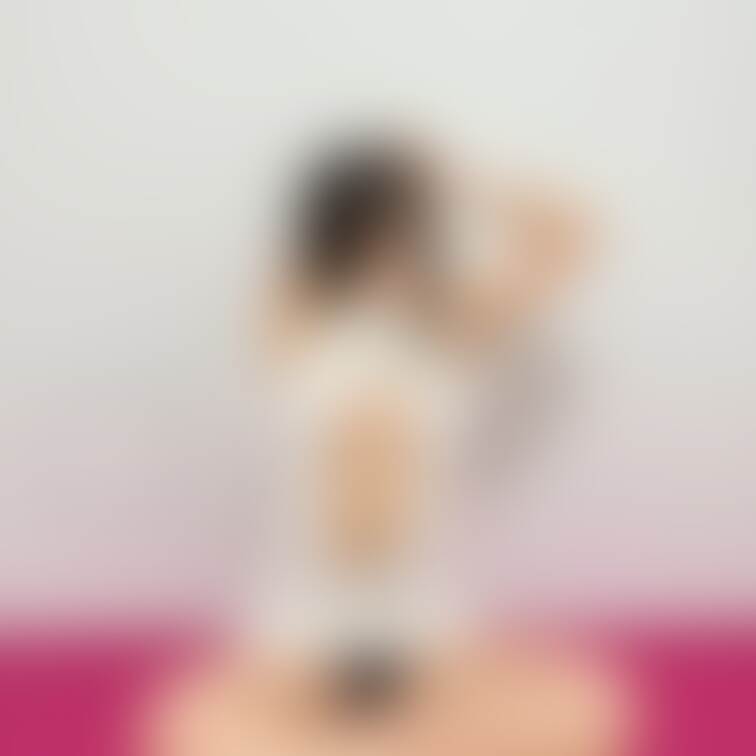 エッチなニットきて柔軟。乳首がはみ出てしまいました。
