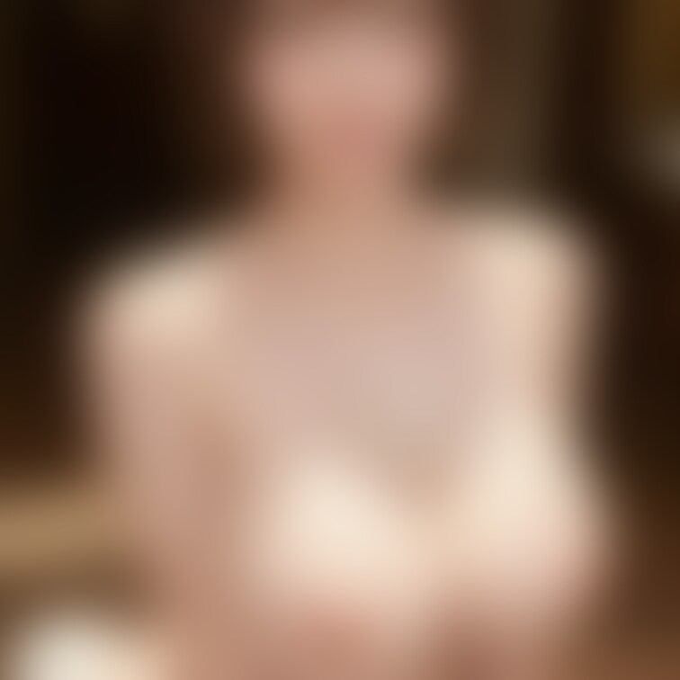うみです！💙 バニー姿は好きですか？耳と尻尾が可愛くてお気に入りです！