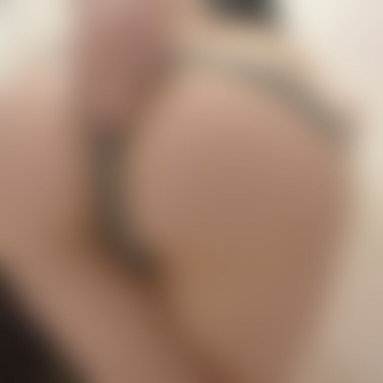 お尻に食い込ませました🥺

【みみからのお願い💕】 
えっちだと思ってくれた方は 
写真下の♡印をポチッとしてく