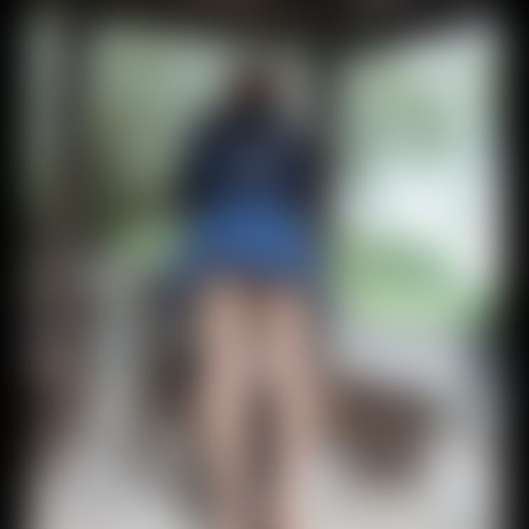ミニスカ露出④

ミニスカ履いてたらのぞき込みたくなるのが男の性😆
そして妻の後ろから入れてと言わんばかりのスカー