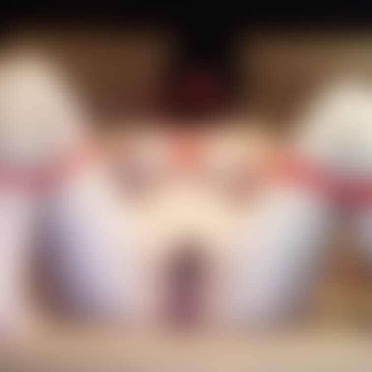 足を閉じることができないようにソファに固定され身動きできない姿にさせられたユキ。
その時点でマン汁が溢れ垂れ流れていま