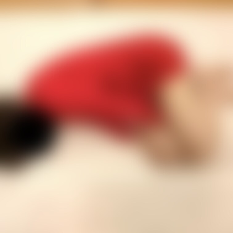 場違いな赤ワンピの写真です(5ポーズ)。