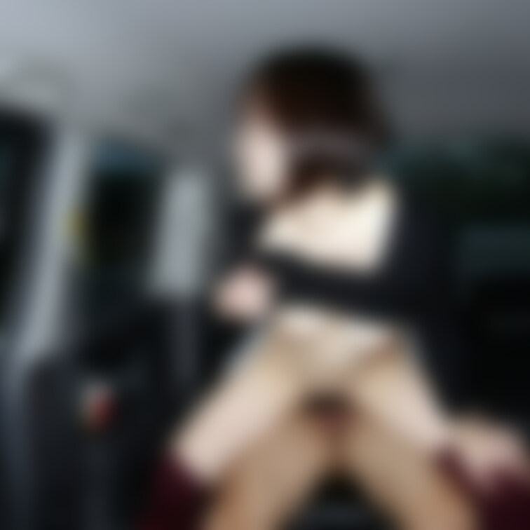 旅行先でファンの方とのカーセックスです。広い駐車場とはいえドキドキ感凄かったです。本編は後編になります。