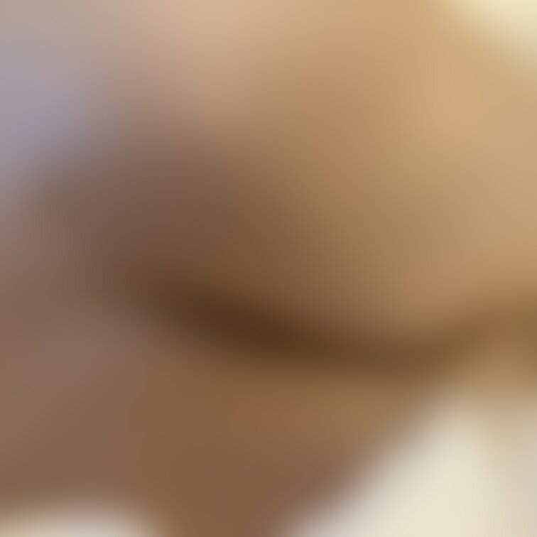 ノーパンのまま寝ているところをパシャリ。