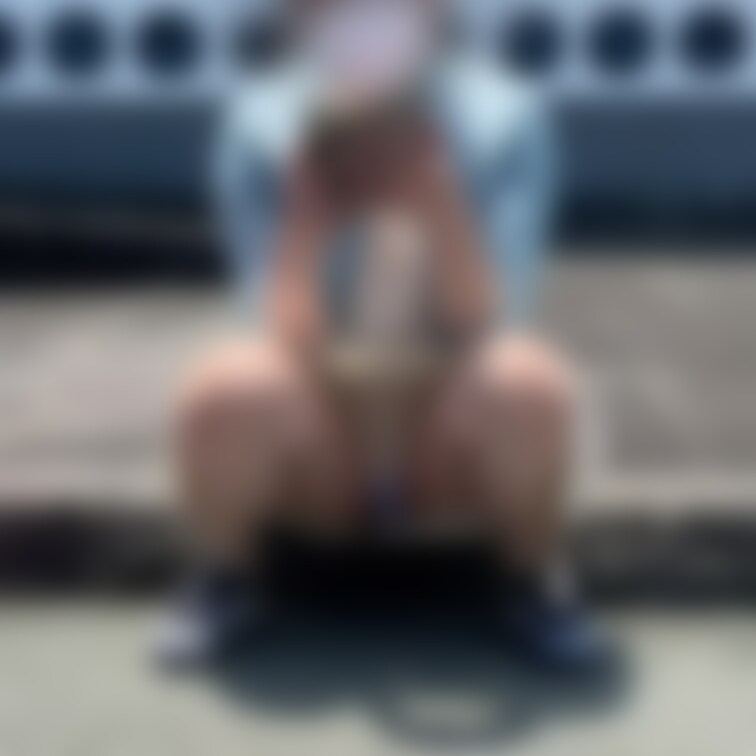 王道のパンチラ 。白いパンツよく見るとシミが😍撮影者の性癖が丸出しです🤗