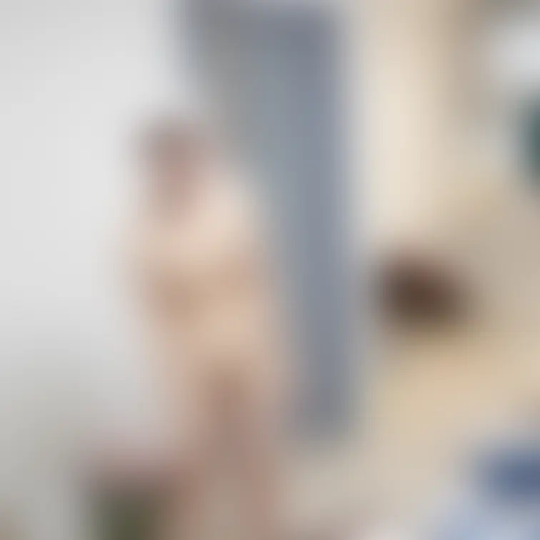 りこの豪邸全裸パーティーでの一コマ。スッポンポン丸出し姿で堂々と男性たちと一緒にいます。

美乳の女友達ヌーディスト