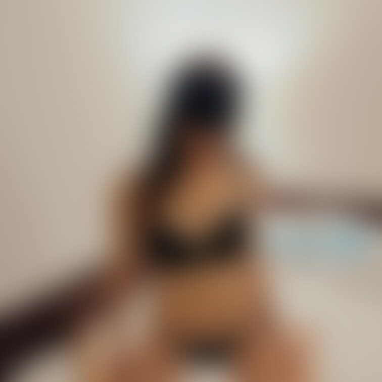 ベットの上で下着姿の熟女は好きですか？