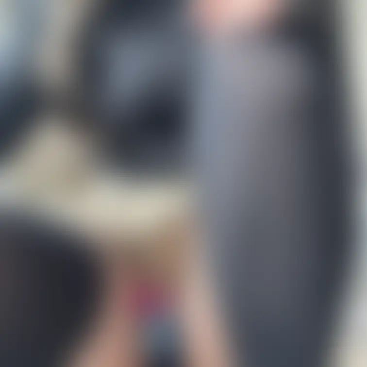 ミニスカートから覗くパンチラと大きいお尻チラ見せ挑発自撮り♡