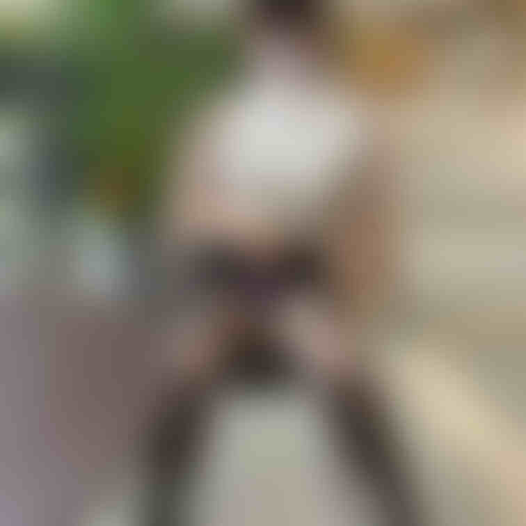 こんばんは！ 目の前で見せつけてる露出痴女です♡ 見せるだけ♡♡お預けです🥰 街中のデパートは人もいっぱいでドキドキ…下