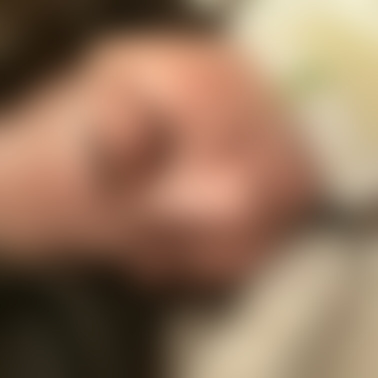 妻の寝顔です。可愛すぎてこっちが寝れなくなります😅添い寝してみたい方、いますか？