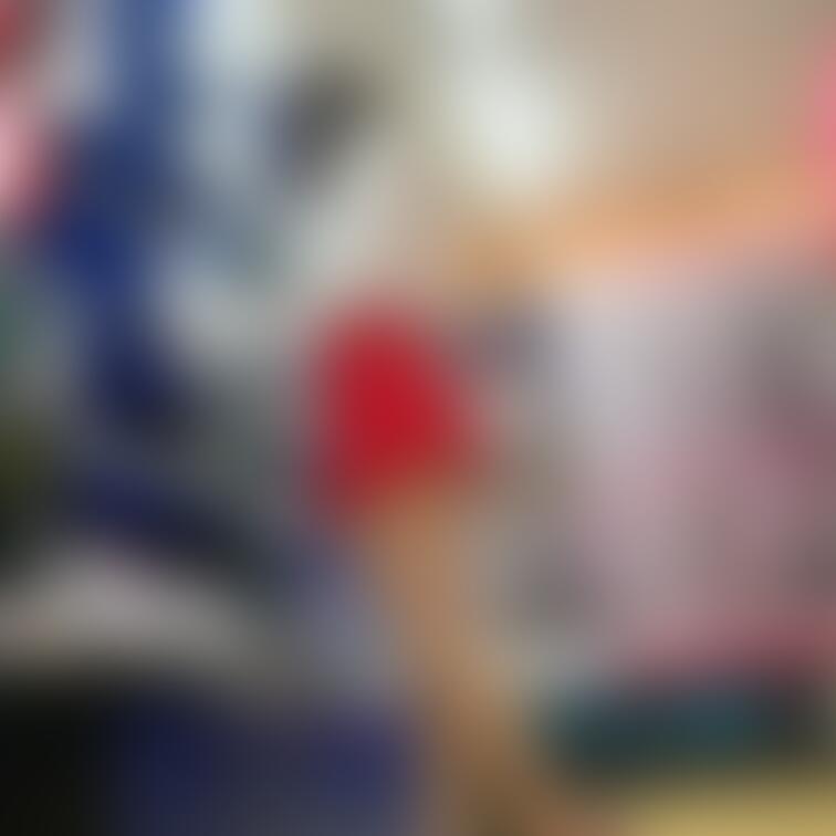 アダルトショップで商品を選んでます！！
誰か買ってくれますか？