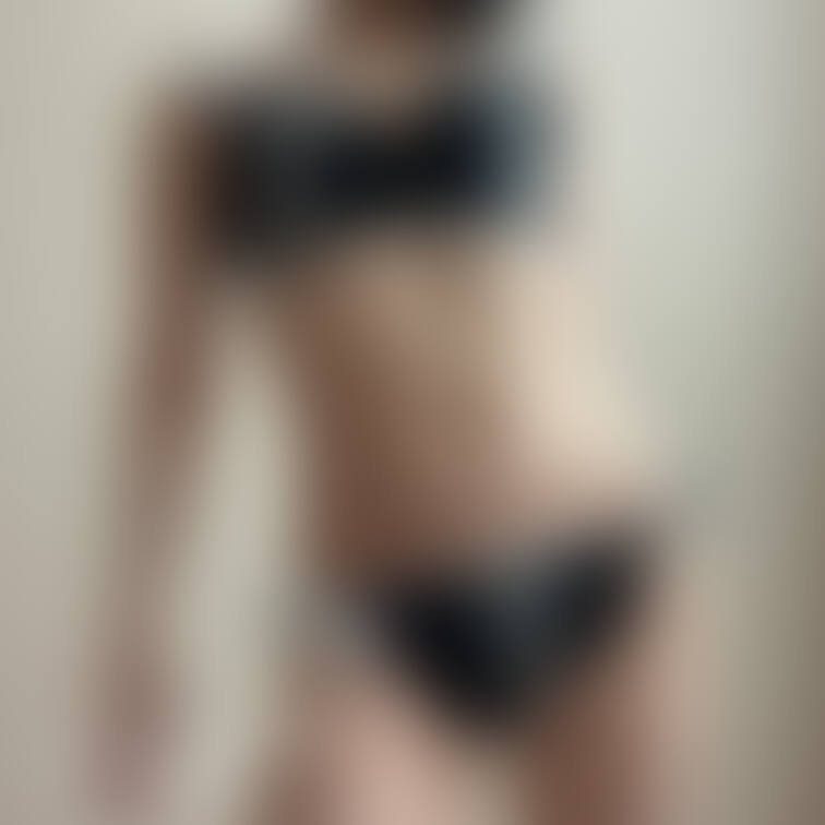 ノーマルカメラで撮りました📸

久しぶりにボブヘアの黒猫メイドです🐈

