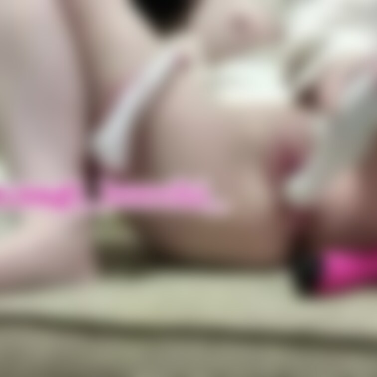 リビングでおなにーの続き…
気持ちよくて腰浮いちゃってる…😳💗