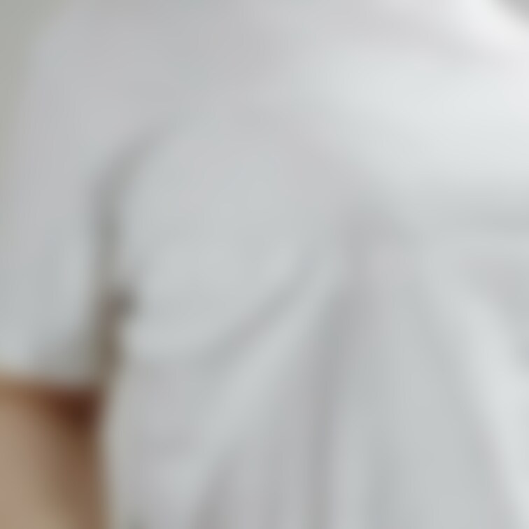 白Tシャツの胸だけ見たいというリクエストに応えました。ボリュームがあるのでMサイズのTシャツでパツパツです。
