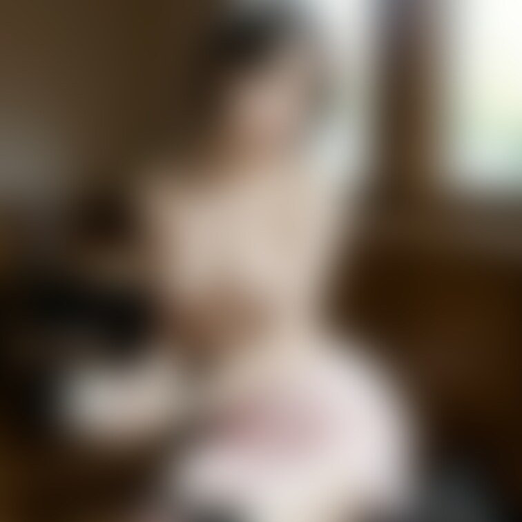 🖤キッチンの魅惑メイド 🍳
キッチンでフリル付きエプロンを身にまとったメイドが、シンプルかつ大胆な姿で優雅に佇む。クラ