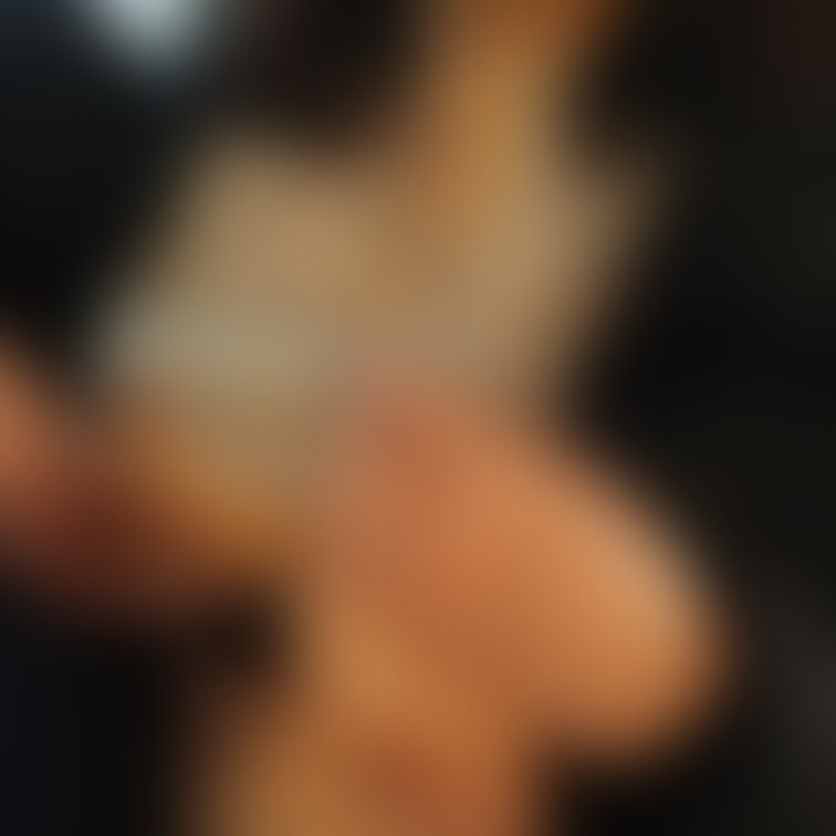 アダショで遭遇した男性は
秘密の場所に彼女を連れ込んだ
そして彼女と恋人繋ぎしながら
乳首を吸い始めた
スカート