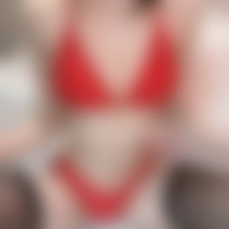 今年の夏はどこかプール行きたいなぁ
赤の水着は派手だから恥ずかしいかも😂
これもどうですか～？