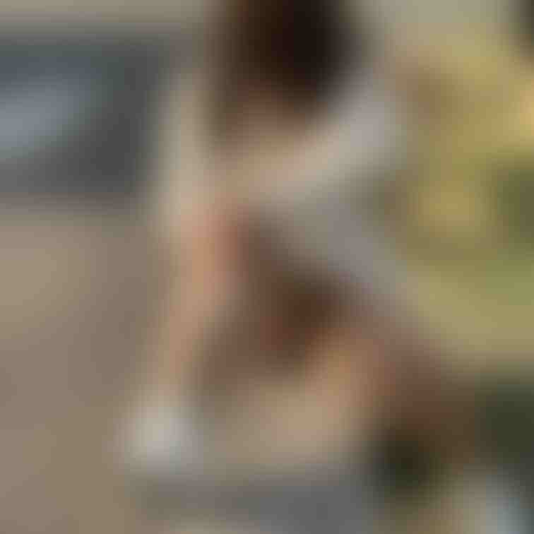 ベンチで休憩する人妻さん…