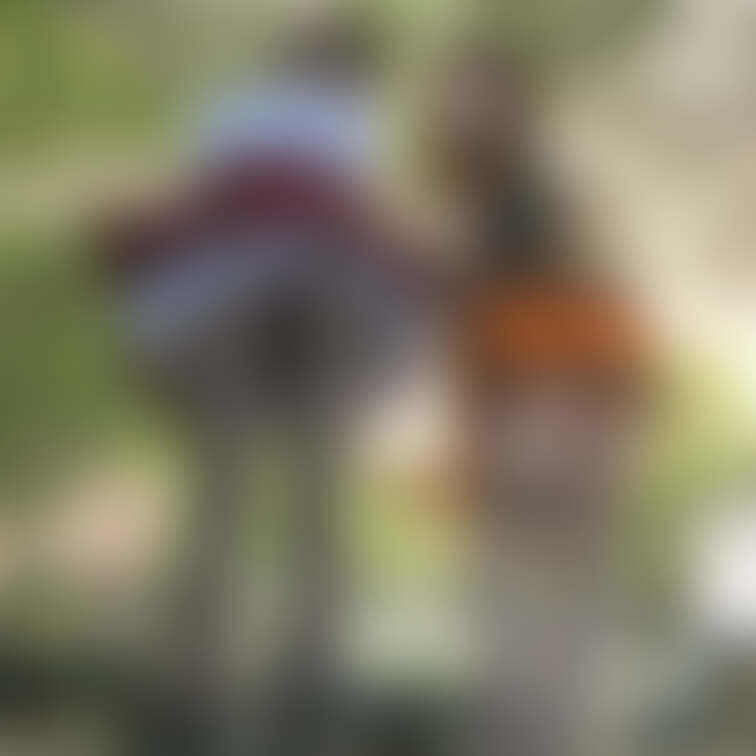 平和大通り沿いの広場でもおしり丸見え〜💦何度もですよ😳もし知り合いに見られてもバレないように、顔にハロウィンのデコシール