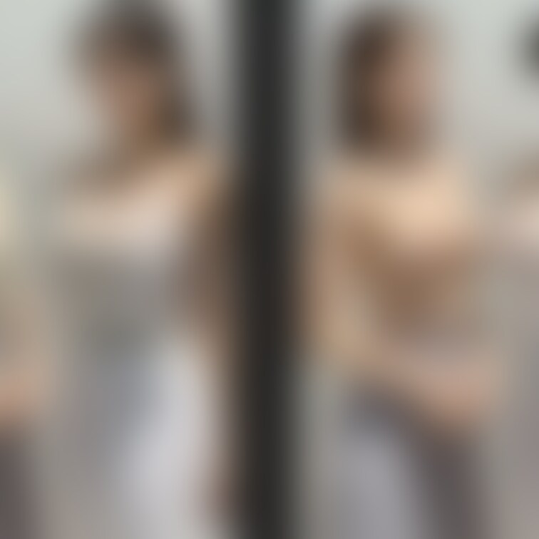 着衣と脱衣を並べた画像です。⇦画面で見て左側の女性のみ 画像№87