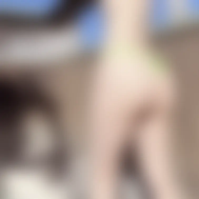 爽やかな青空に乳首もツンツン👙