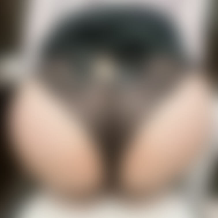 色違いで持ってるお気に入りおぱんつ🐰
🎀がスカートで隠れちゃった…
どっちのお尻(?)がすきですか？🍑