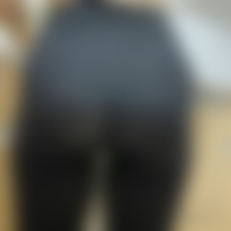 寒いですね❄️なのに朝は忙しくてこんな格好で支度をするよそに写真撮ってる旦那がいる