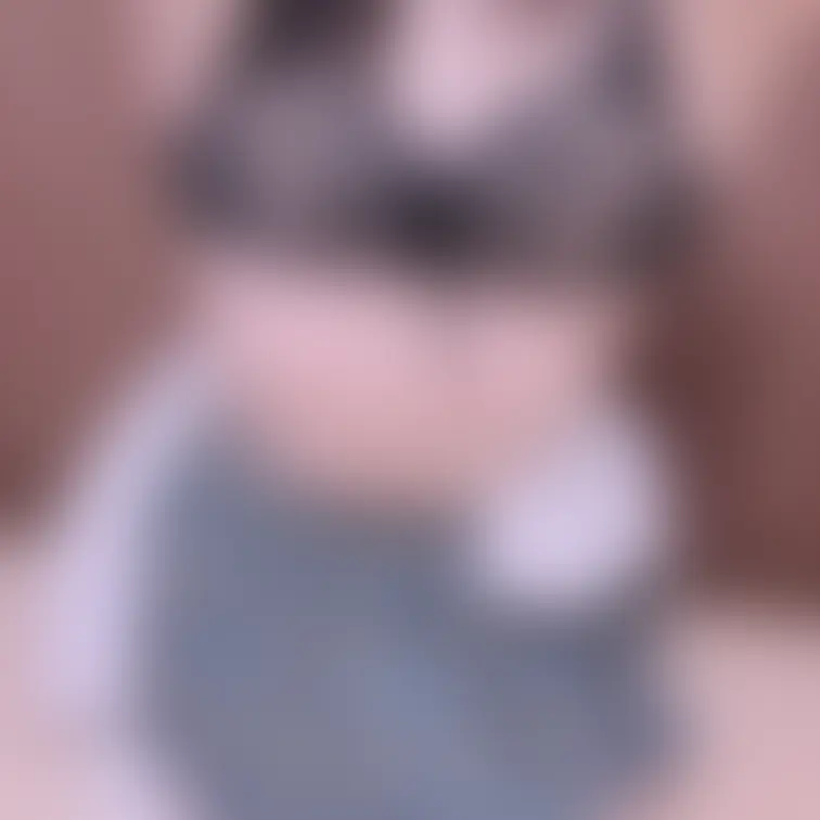 フォロワーさんから「ミニスカの下に履く黒パンからパンツがはみ出る写真が見たい！」とマニアックなリクエストを頂きました笑