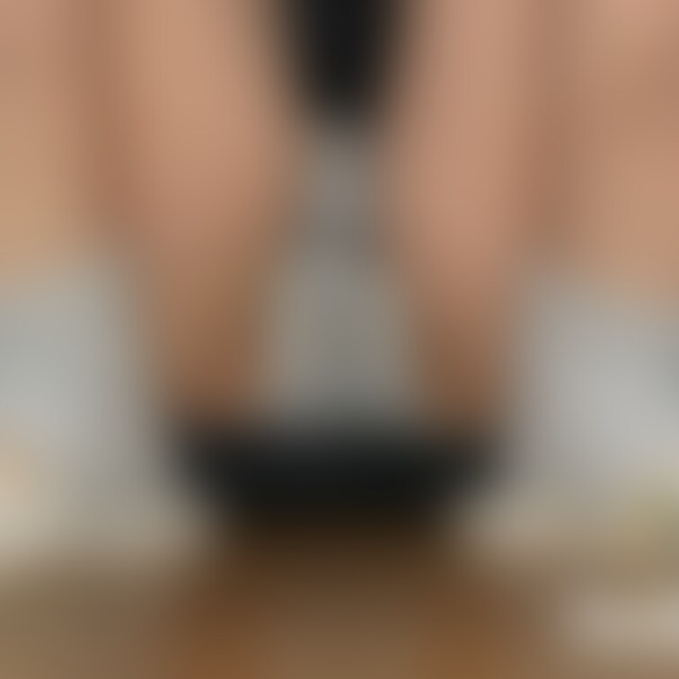 M字座り、おパンティは加工してます。