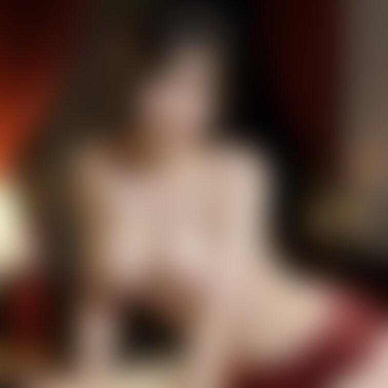 夜の赤い情熱💓
赤いランジェリーをまとった女性が、ベッドの前で大胆なポーズを見せています。温かい照明と深紅のカーテンが