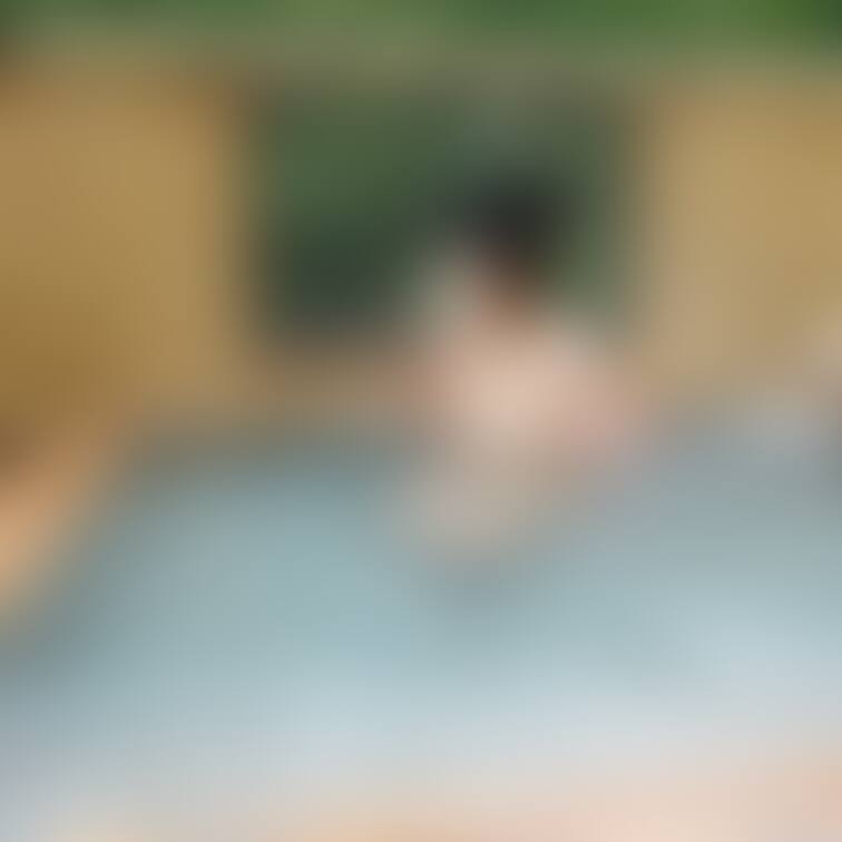 みずきさん。岡山混浴オフ会の時の一枚です。彼女は私がネットでスカウトしたモデルですが、普通に一般参加者の前でもこの姿で混