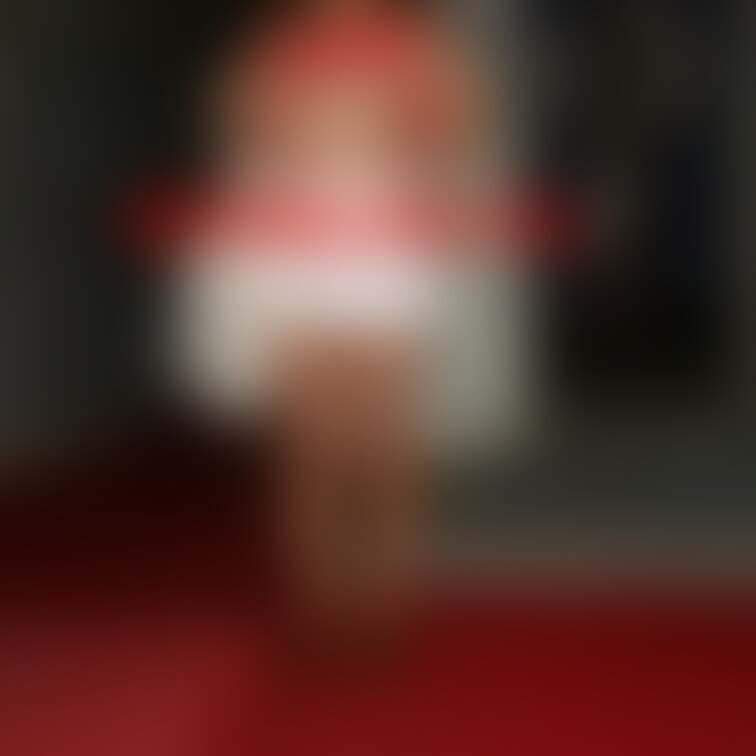 お胸を出しながらも、廃墟ぶりに目を白黒させてウロウロする女子大生ちゃんなのでした。