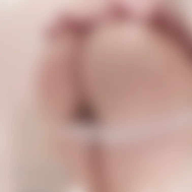 学生服コスでパンツ脱ぎかけ、おっきなお尻がぷりん🍑