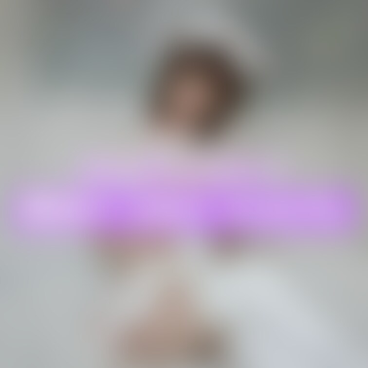 おっぱいが苦しいからボタン緩めちゃった💜
みんなには秘密にしてね😌