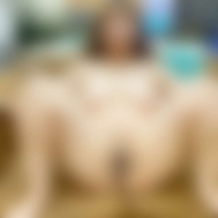 みんなに見られるのってすごく恥ずかしいけど好きです。人数は多ければ多いほどいいし、男性は服を着ていた方が道具みたいな扱い