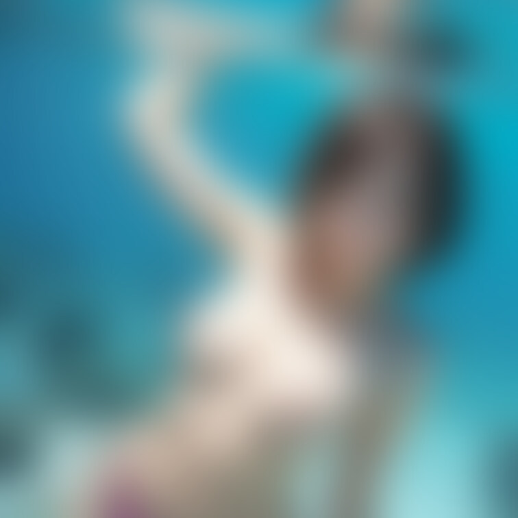 どこか神秘的な、水中から眺める巨乳美女