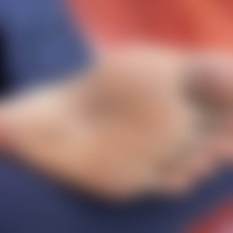 駅前広場でひなたぼっこの足裏