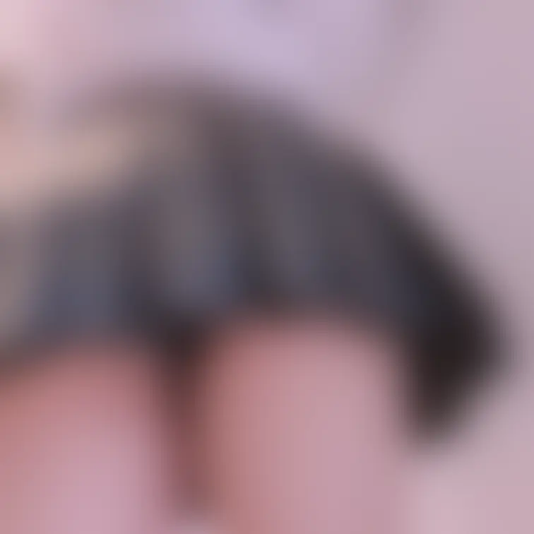 パンチラ♡
黒パンからはみ出るパンツが好きって人多いですよね☺️