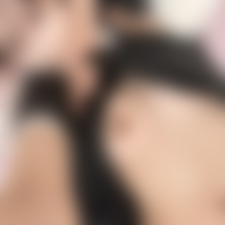 めくっておっぱい見せちゃいます